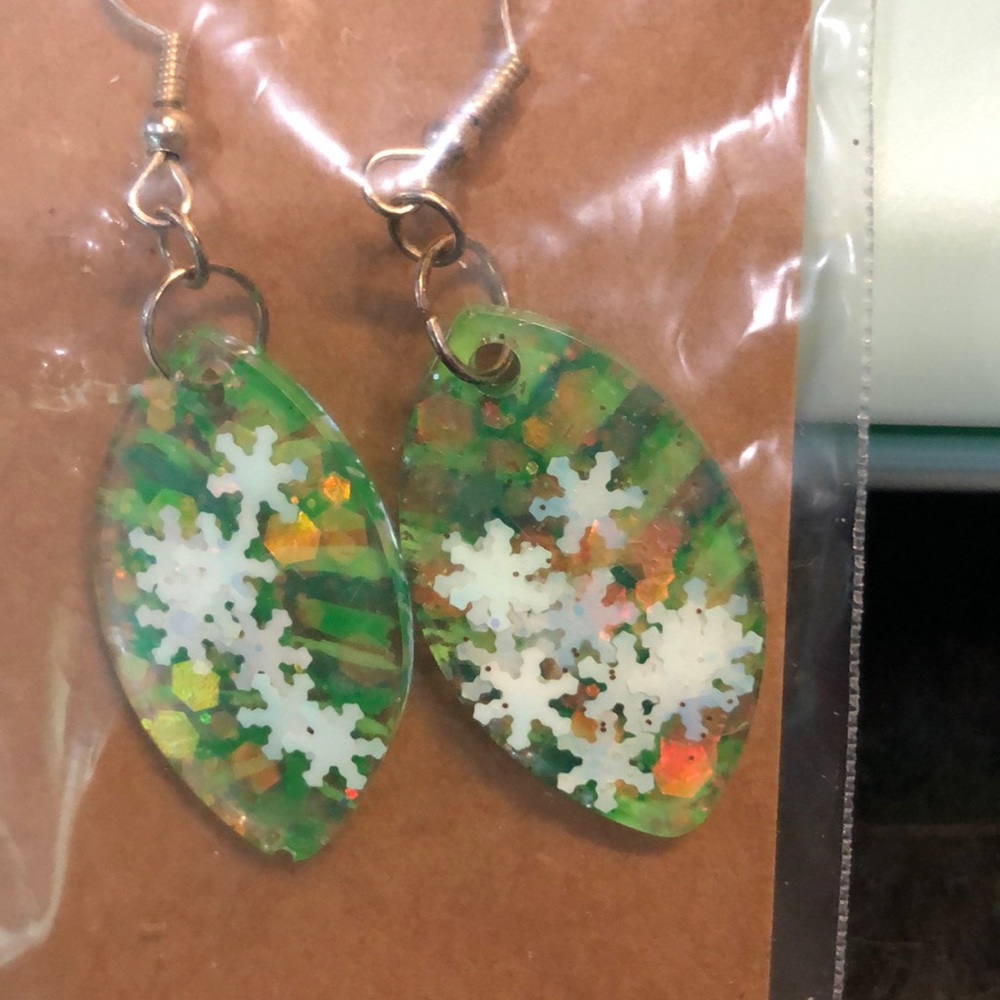 Green leaf noel glitter dangles